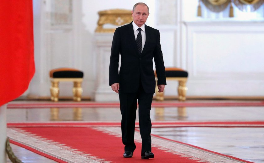 Путин стриктен: Работи дистанционно и отказва ръкостискане