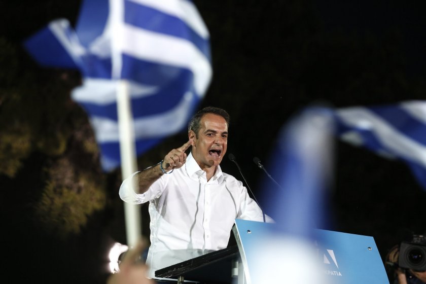 Премиерът на Гърция: Ако не си стоите вкъщи, ще платим скъпо за това