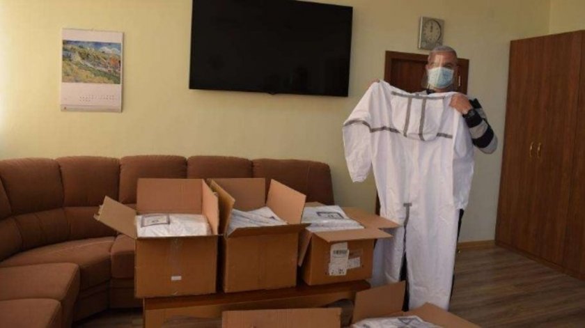 Делян Пеевски дари защитни облекла на болницата в Пазарджик