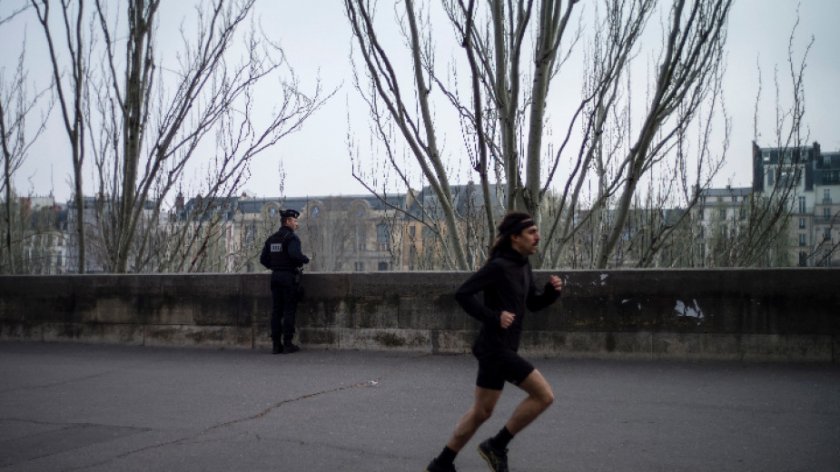 Забраняват на парижани да спортуват навън от 10 до 19 ч.