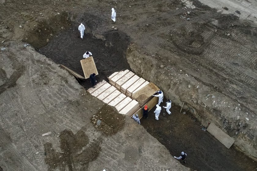 В Ню Йорк погребват в масови гробове починали от коронавирус