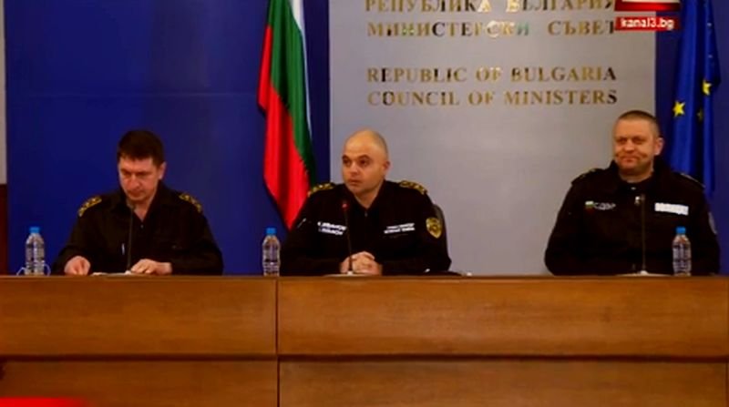 МВР: Няма да намаляваме контрола по КПП-тата