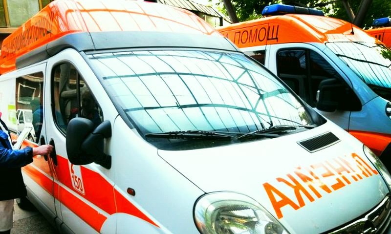 Шофьор на линейка припадна зад волана