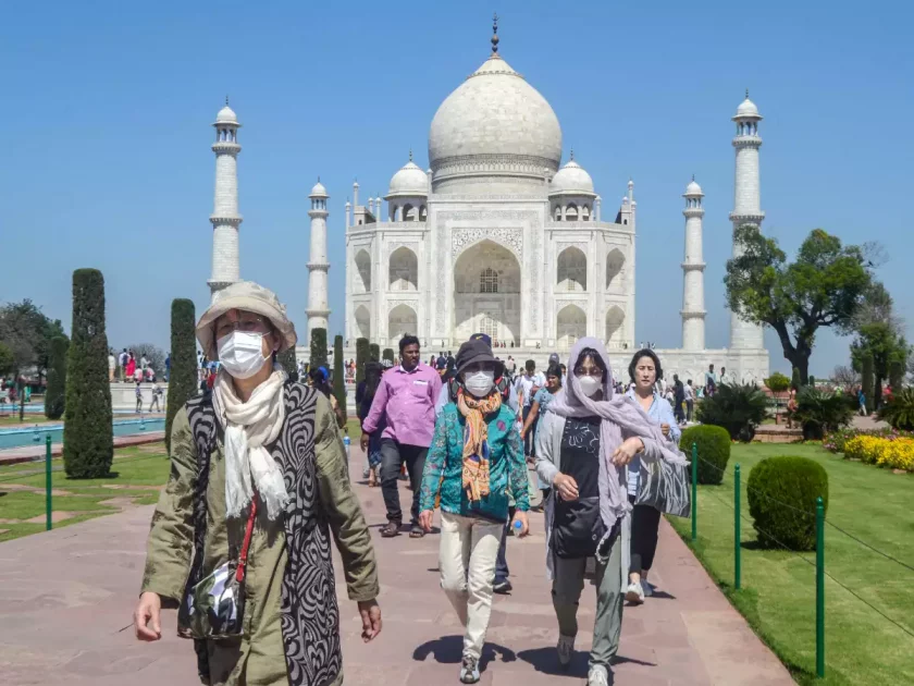 Туристи нарушиха правилата за изолация в Индия, писаха по 500 пъти, че се извиняват!