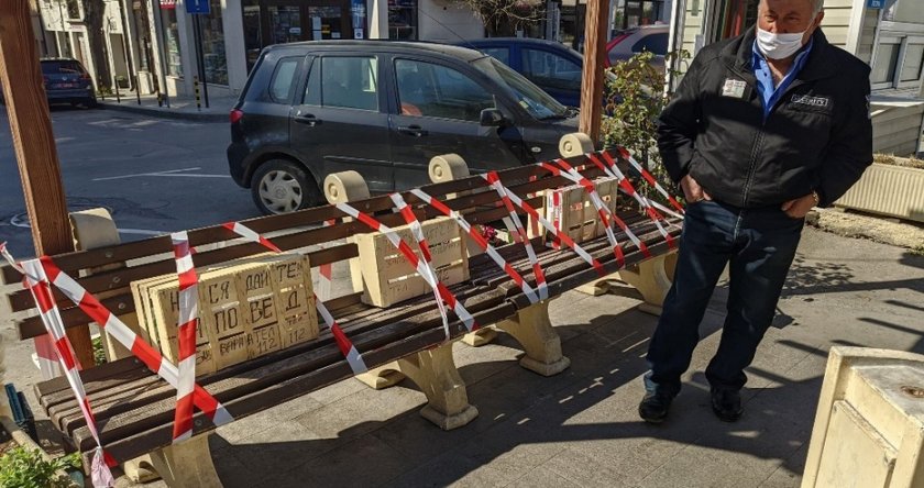 Омотаха пейка във Варна със сигнална лента, за да не изкушава хората