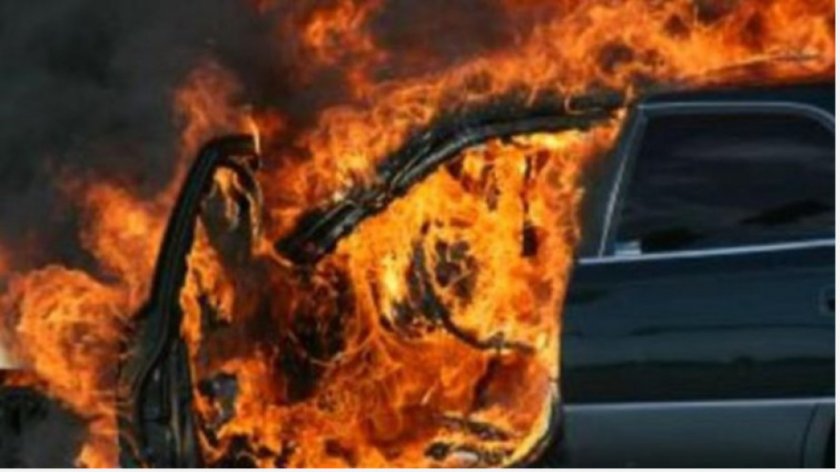 Среднощен пожар в Бургас, два автомобила са изгорели