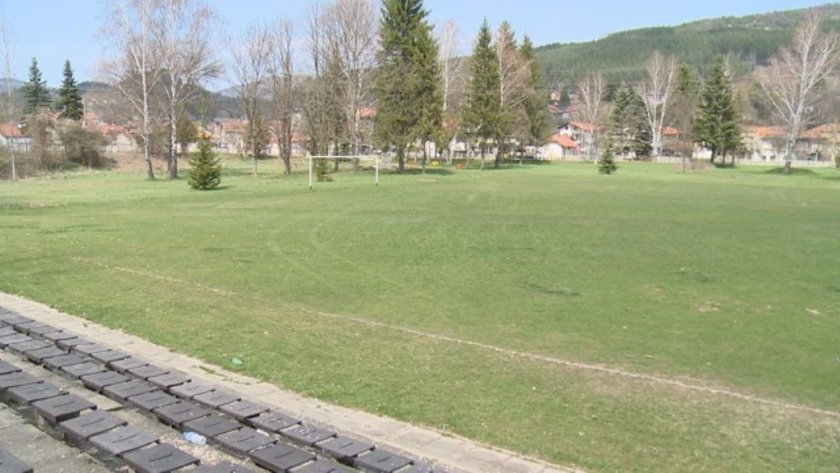 Дрифтове на селски стадион завърши с бой 