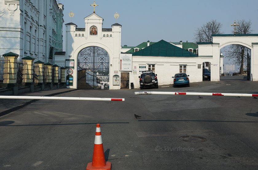 Двама монаси починаха, 90 от общо 250 са заразени с коронавирус в украински манастир