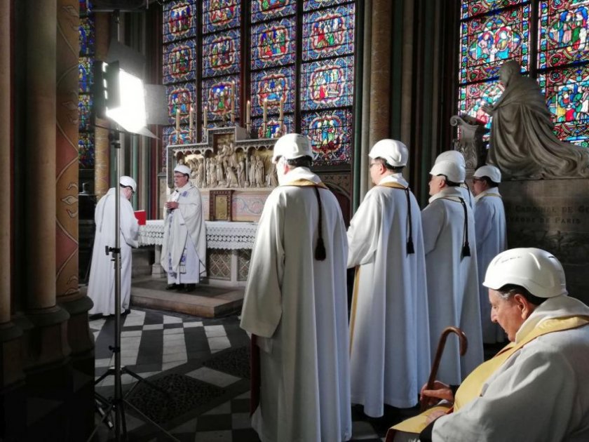 Необичаен Разпети петък за католиците, гледат литургиите по телевизията