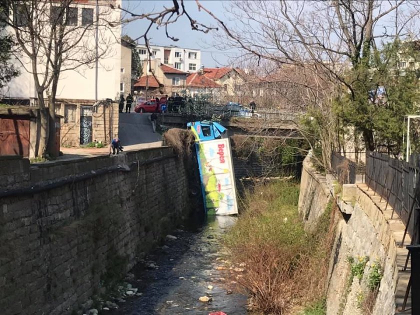 Камион падна в река Бистрица