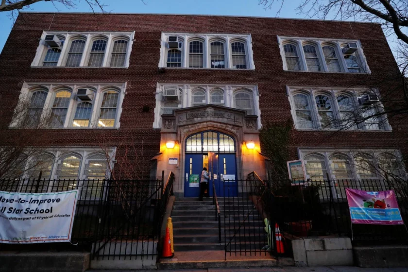 Затварят училищата в Ню Йорк до края на учебната година