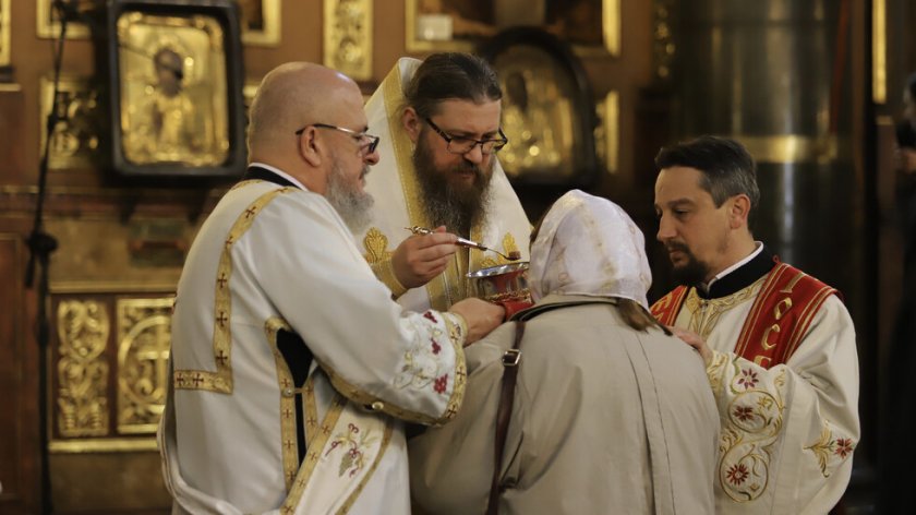И в „Света Неделя“ се причестиха с обща лъжичкa