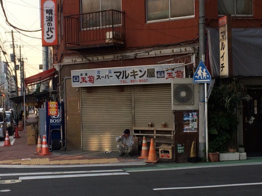 Япония настанява бездомни в приюти след затварянето на интернет кафенетата
