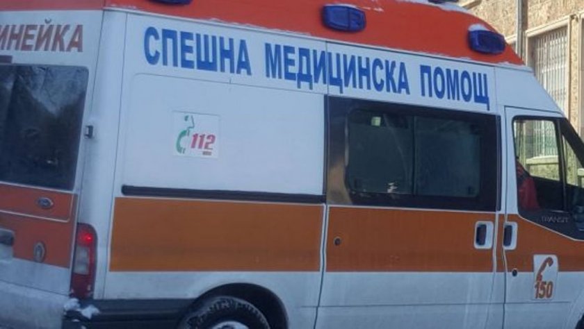 Възрастен шофьор помете пешеходец на тротоар