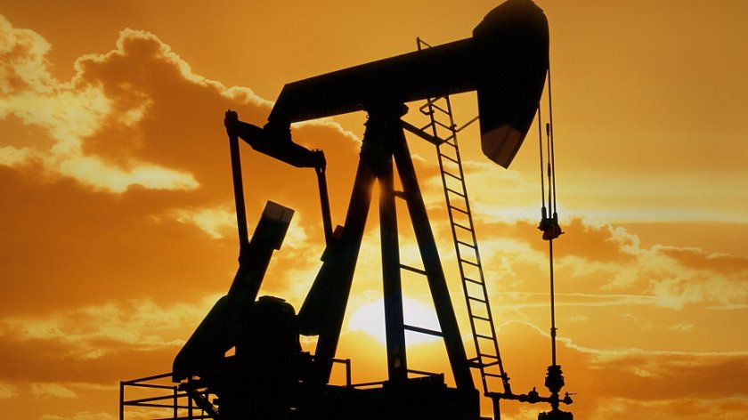 Цените на петрола продължават надолу