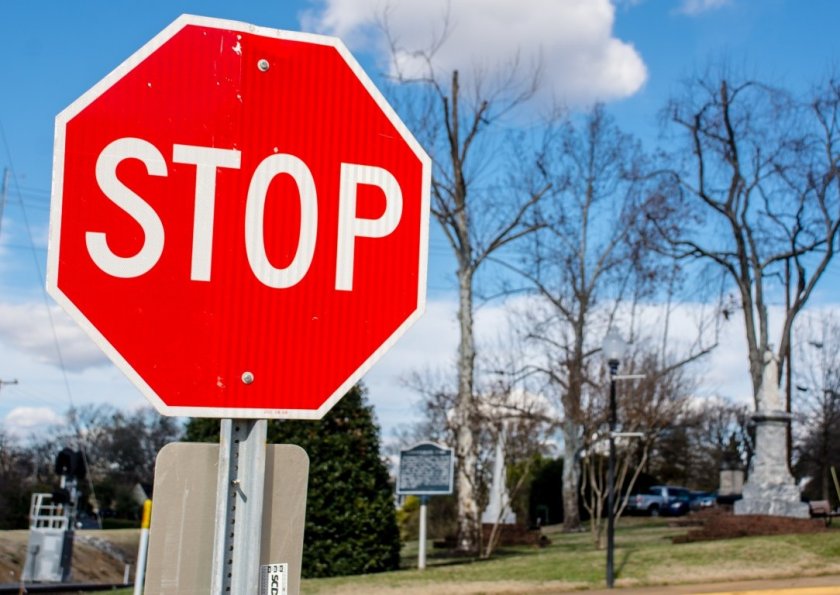 Шофьорка не спря на STOP и предизвика катастрофа в Севлиево