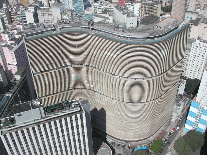 Най-голямата сграда в Бразилия се превърна в капан за 5000 човека 