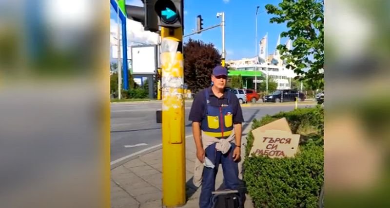 Отчаян излезе с табела "Търся работа" на улицата, помогнаха му