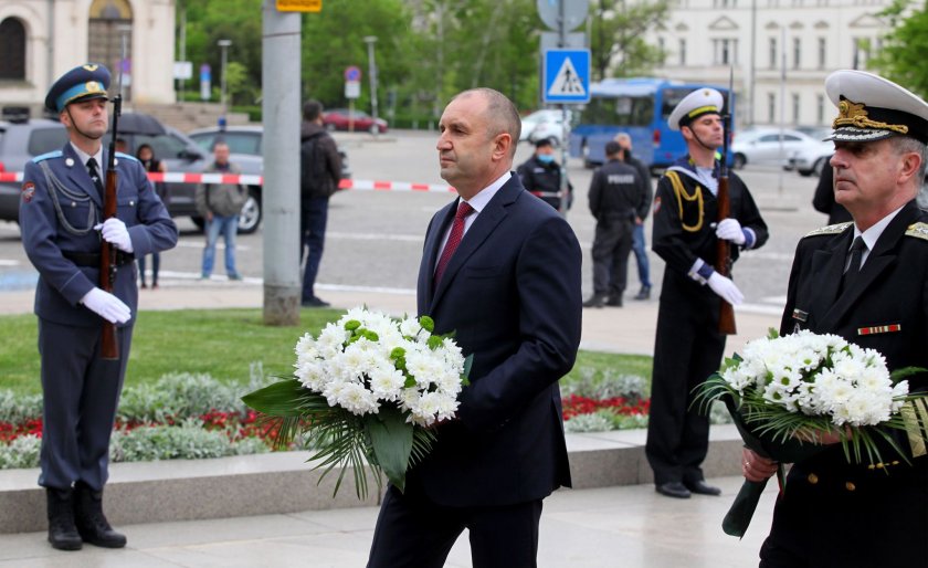 Румен Радев поднесе цветя пред Паметника на Незнайния воин