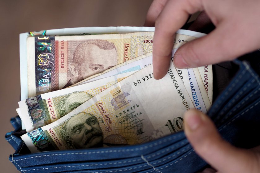 Средната заплата в София мина 1800, над 165 000 служители запазват работата си с 60/40