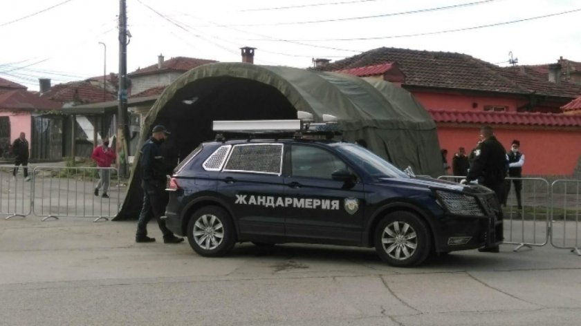 Mасово тестват за Covid-19 в блокирания ромски квартал в Ямбол