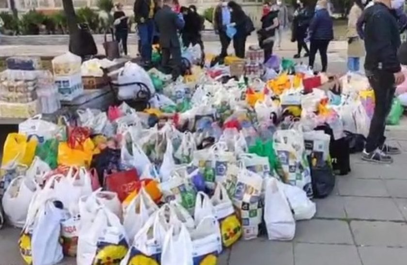 Десетки гладни хора се биха за храна пред Катедралата във Варна