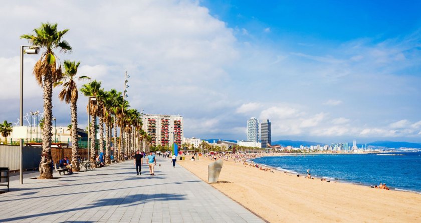 Барселона отвори плажовете си, но само за спортуващи сутрин