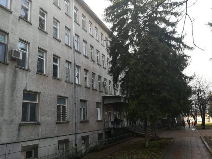 Оперираха жената, паднала от 4-ия етаж на болницата в Горна Оряховица
