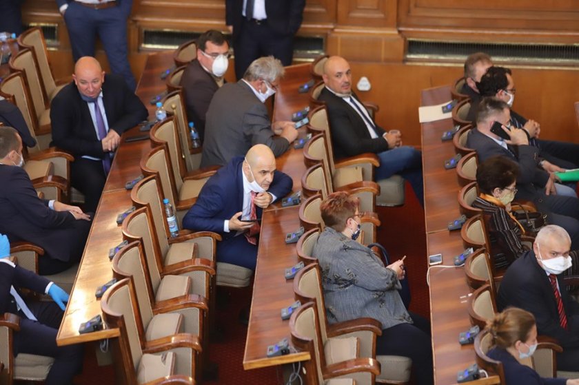 Депутатите решиха: 5000 лева остава глобата за бойкот на карантината