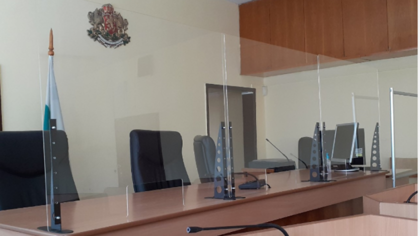 Съдът в Дупница опасан с прегради