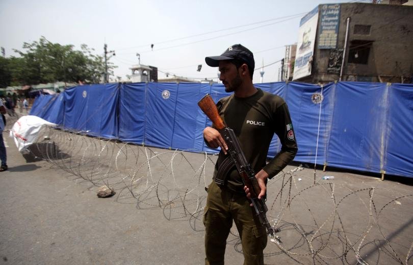 Неизвестни откриха стрелба в луксозен хотел в Пакистан
