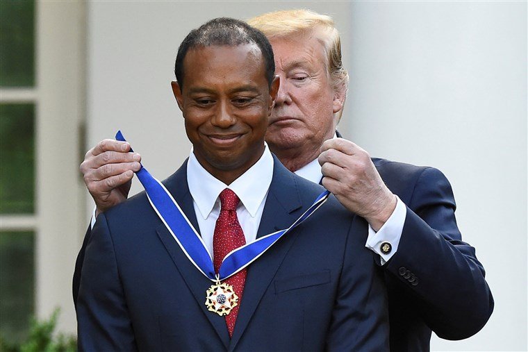 Тръмп връчи на Тайгър Уудс Президентския медал на свободата