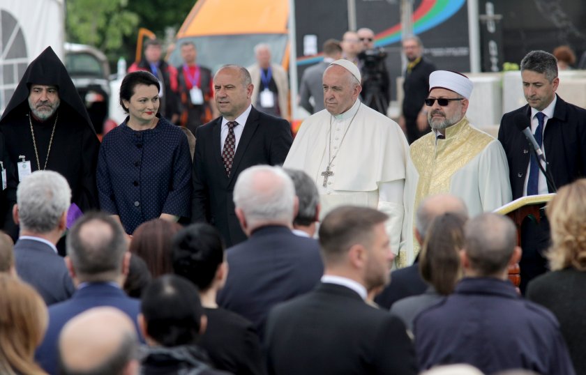 Папа Франциск отправи послание към света с "Царица небесна" от София