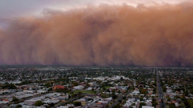 Пясъчна буря погълна град в Австралия (ВИДЕО)