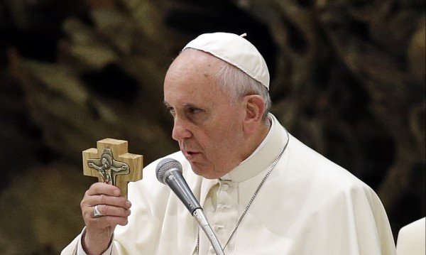 Дизайнерът на папата: Дрехите му са евтини и семпли