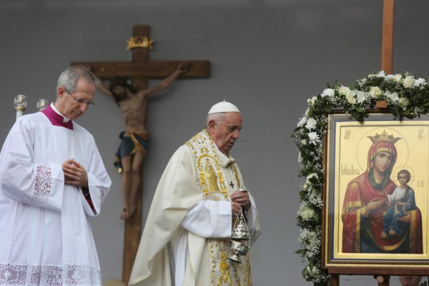 Борисов: Чест е, че папа Франциск отслужи литургията с омофора от мен