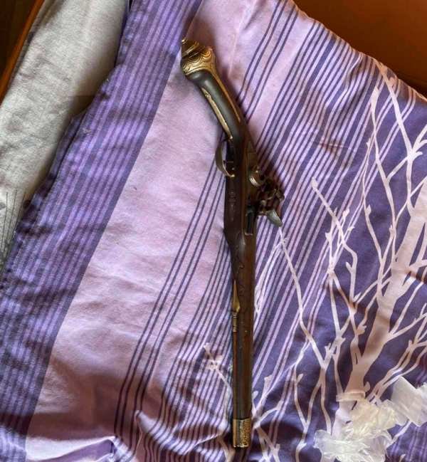 Спипаха двама мъже със старинни оръжия и антики (СНИМКИ)