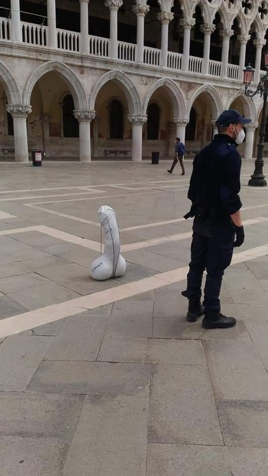 Фалос цъфна във Венеция, полицията гони хората
