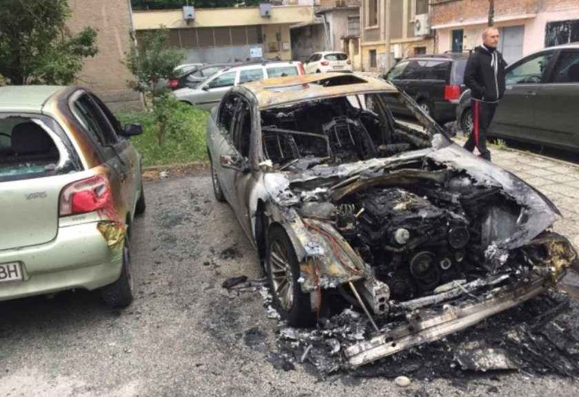Запалиха автомобилите на гурбетчия в Пазарджик