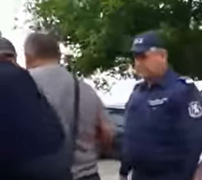 Горя къщата на жената, пуснала видео как полицай съблича 11-годишно момиче