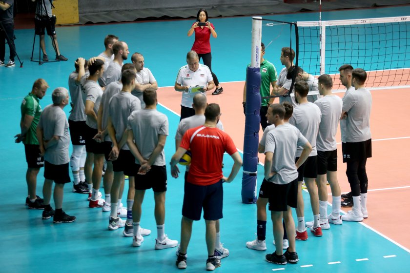 Двама треньори ще водят националите по волейбол