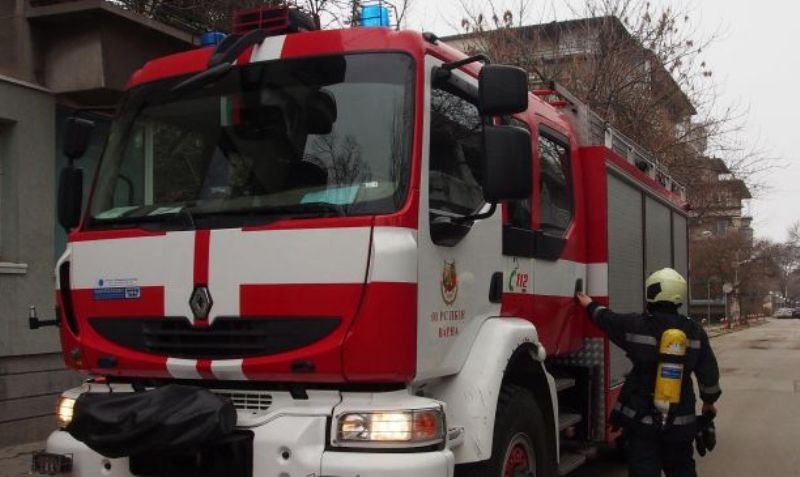 Микробус горя на булевард в София
