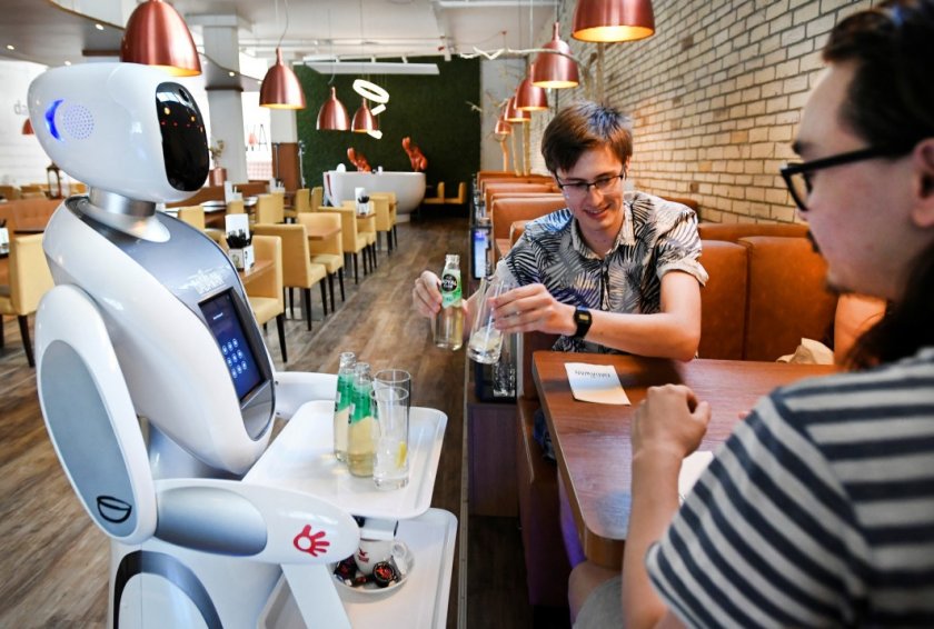 Бъдещето е тук: Роботи сервират в Нидерландия