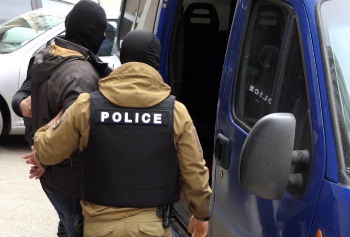 Пуснаха от ареста задържаните полицаи на „Калотина“