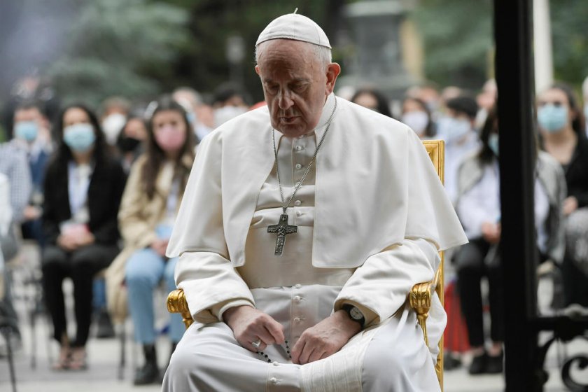 Папата се моли за край на пандемията (СНИМКИ)