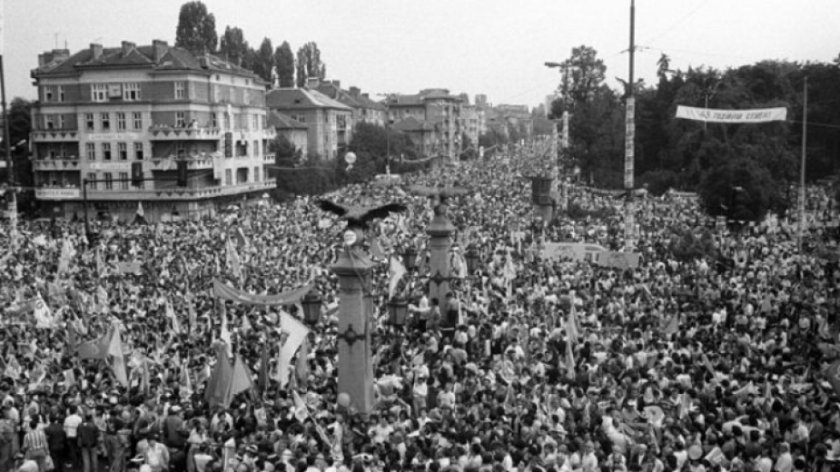 Зората на демокрацията: 30 години от големия син митинг на "Орлов мост"