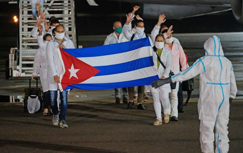 Куба е изпратила медици в Перу, Кувейт и Гвинея, за да помагат