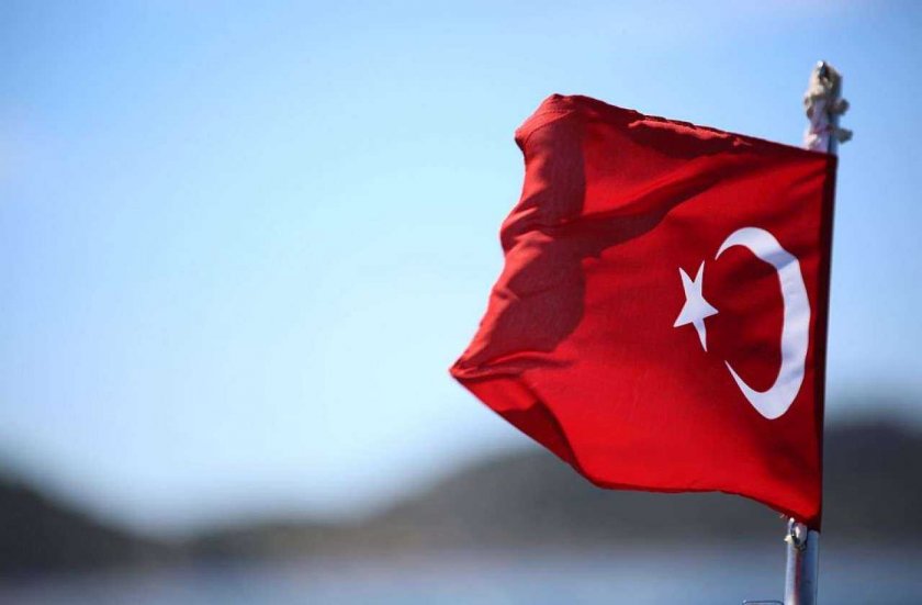 Турция забранява излизане от домовете в 15 провинции