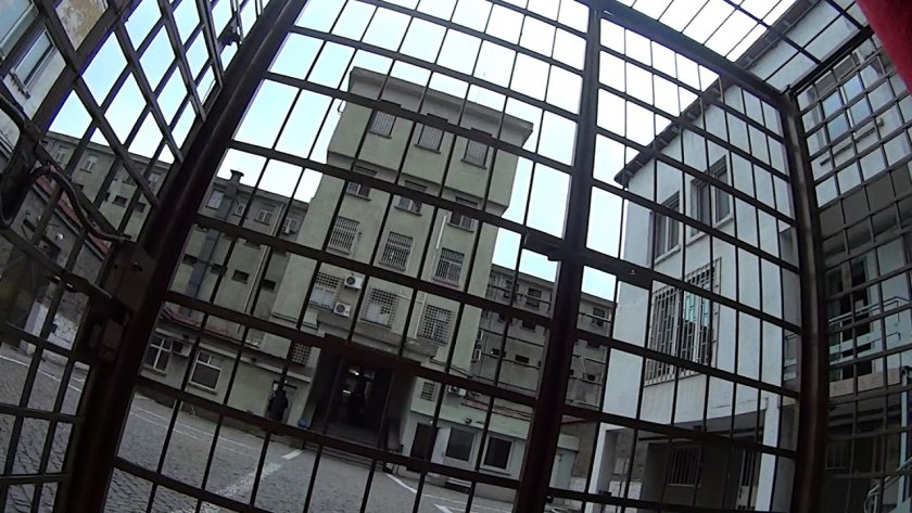 Младеж влиза в затвора за 2 години за обир и побой над пенсионер