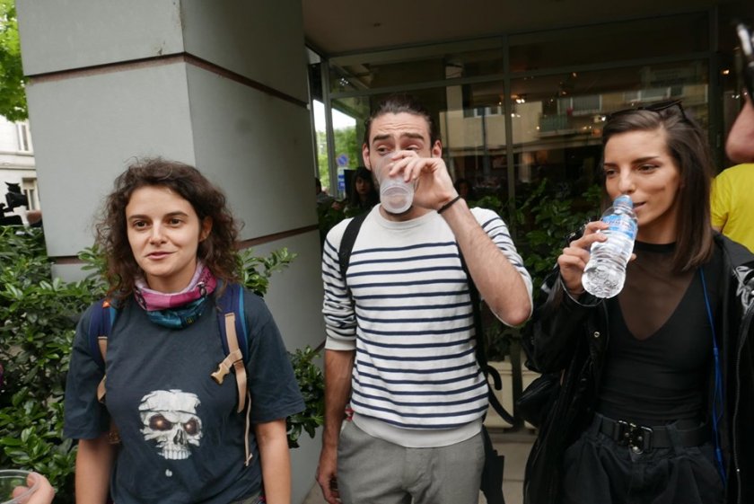 Протест: Артисти пиха студена вода пред Министерство на културата (СНИМКИ)